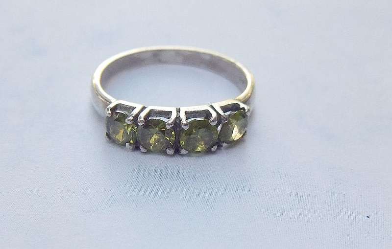 LOOK ! AN OUTSTANDING SOLID STERLING SILVER RING SET WITH BEAUTIFULLY FACETED GREEN STONES !! WOW !!