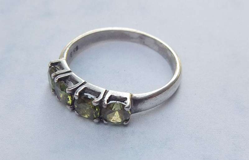 LOOK ! AN OUTSTANDING SOLID STERLING SILVER RING SET WITH BEAUTIFULLY FACETED GREEN STONES !! WOW !!