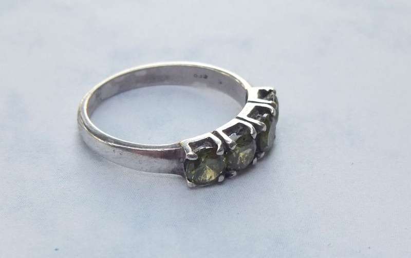 LOOK ! AN OUTSTANDING SOLID STERLING SILVER RING SET WITH BEAUTIFULLY FACETED GREEN STONES !! WOW !!