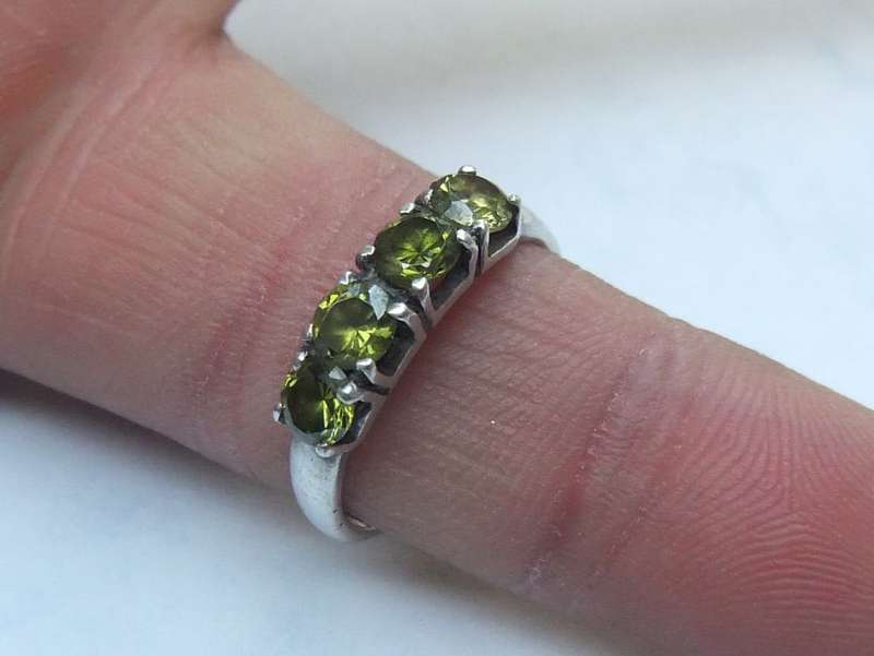 LOOK ! AN OUTSTANDING SOLID STERLING SILVER RING SET WITH BEAUTIFULLY FACETED GREEN STONES !! WOW !!