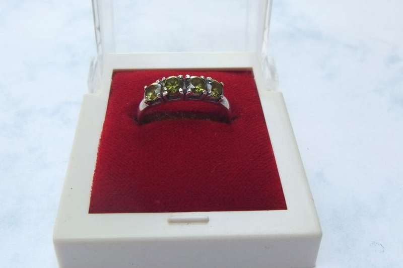 LOOK ! AN OUTSTANDING SOLID STERLING SILVER RING SET WITH BEAUTIFULLY FACETED GREEN STONES !! WOW !!