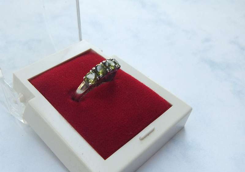 LOOK ! AN OUTSTANDING SOLID STERLING SILVER RING SET WITH BEAUTIFULLY FACETED GREEN STONES !! WOW !!