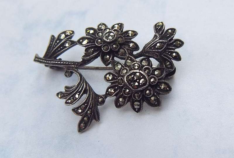 WOW !! A VERY CHARMING VINTAGE DESIGNER STAMPED SOLID 835 SILVER MARCASITE FLORAL MOTIF BROOCH !!