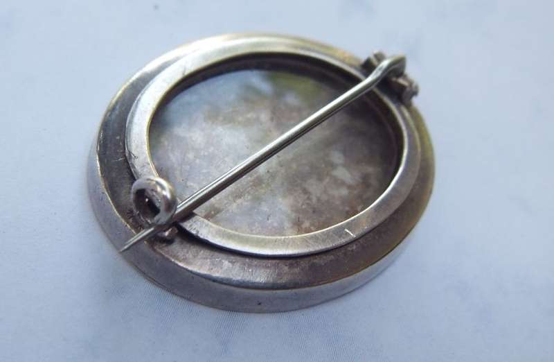 GORGEOUS !! A RARE ANTIQUE STERLING SILVER REMEMBRANCE BROOCH WITH YELLOW AND ROSE GOLD ACCENTS !!