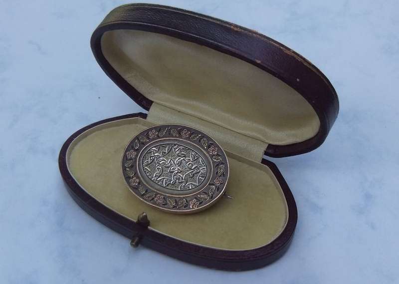 GORGEOUS !! A RARE ANTIQUE STERLING SILVER REMEMBRANCE BROOCH WITH YELLOW AND ROSE GOLD ACCENTS !!