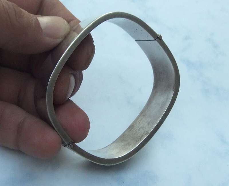 WOW !! A FABULOUS HEAVY VINTAGE STERLING SILVER HINGED"SQUARE"BANGLE WITH STRONG CLIP !! MUST SEE !!