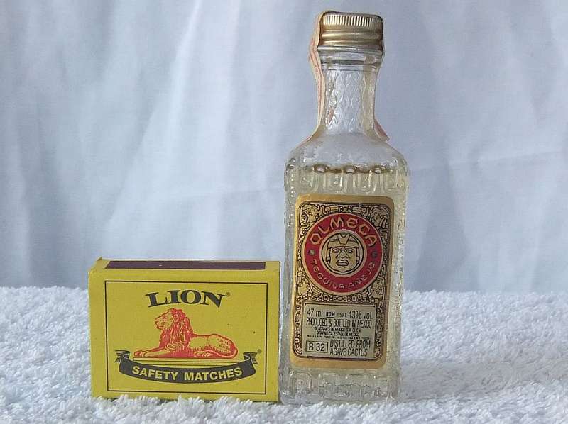 SEALED !! OLMECA GOLD TEQUILA EXPORT !! 47 ML VINTAGE MINIATURE !! 43 % ALCOHOL !! FREE COMBINING !!