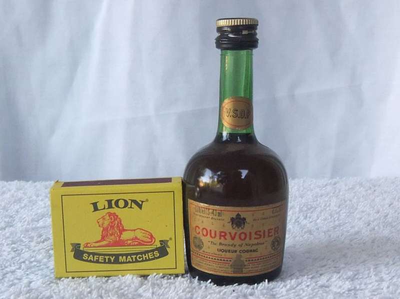 SEALED !! COURVOISIER LIQUEUR COGNAC !! 43 ML VINTAGE MINIATURE !! 40 % ALCOHOL !! FREE COMBINING !!