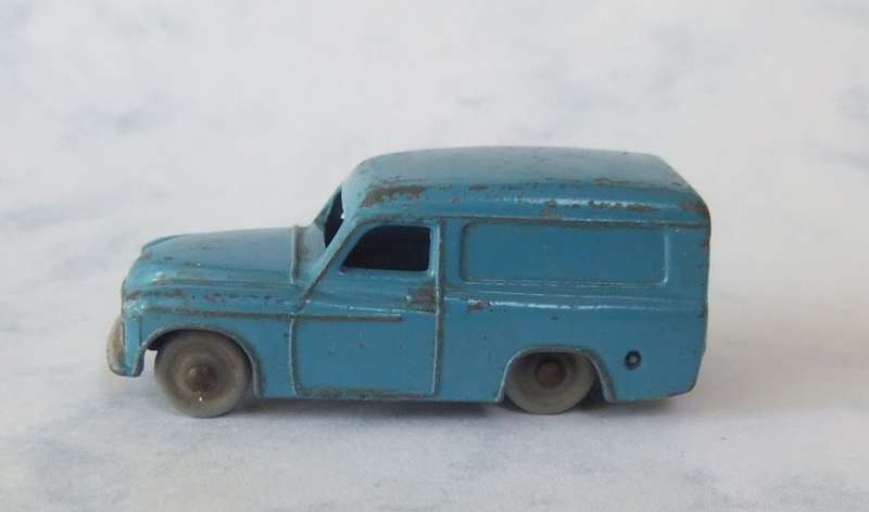 RARE COLLECTORS ITEM !! A VINTAGE ""DUBLO DINKY TOYS "" METAL PANEL VAN !! MECCANO ENGLAND !! WOW !!