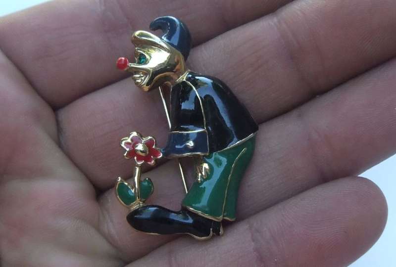 VINTAGE JEWEL ALERT !! ENAMELLED CLOWN BROOCHES , 1940`S PIXIE PIN AND VINTAGE EARRINGS !! NICE LOT