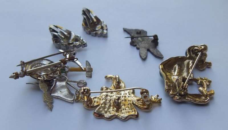 VINTAGE JEWEL ALERT !! ENAMELLED CLOWN BROOCHES , 1940`S PIXIE PIN AND VINTAGE EARRINGS !! NICE LOT