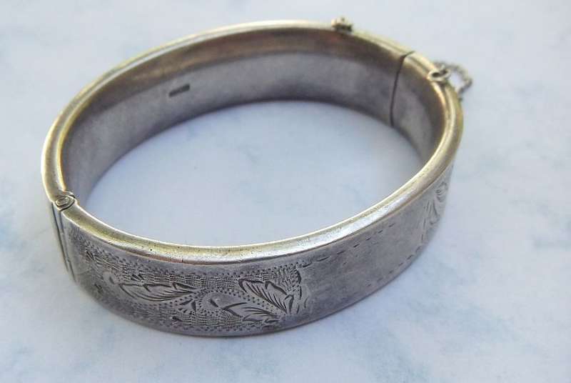 A MAGNIFICENT VINTAGE STERLING SILVER HINGED BANGLE WITH SAFETY CHAIN AND INCISED DECORATION !! WOW