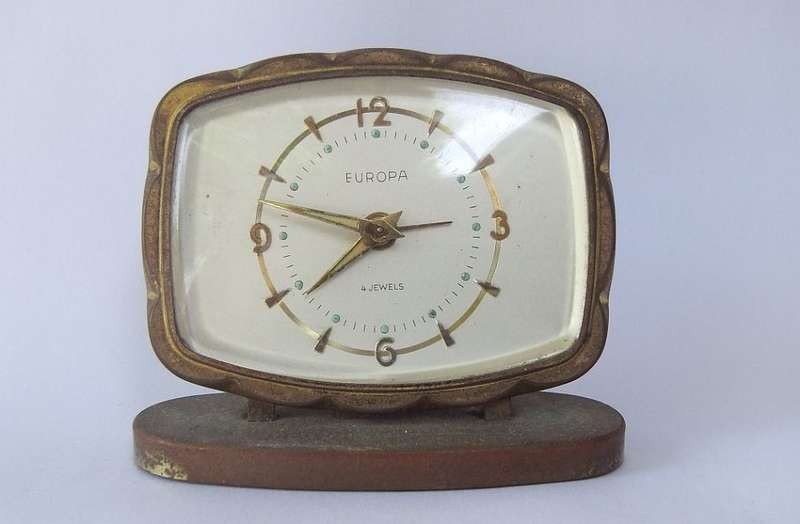 A CUTE TINY VINTAGE ALARM CLOCK BY GERMAN MAKER EUROPA !! WORKING CONDITION !! COOL PROJECT