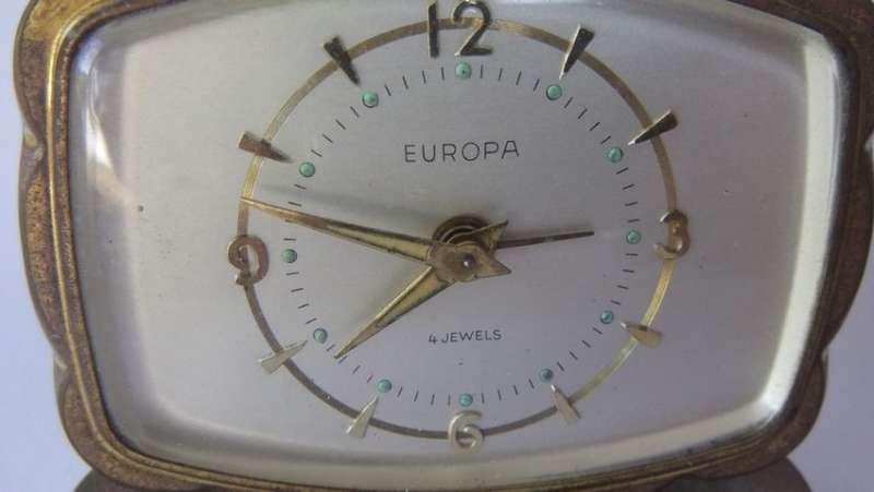 A CUTE TINY VINTAGE ALARM CLOCK BY GERMAN MAKER EUROPA !! WORKING CONDITION !! COOL PROJECT