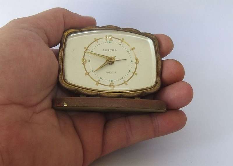 A CUTE TINY VINTAGE ALARM CLOCK BY GERMAN MAKER EUROPA !! WORKING CONDITION !! COOL PROJECT