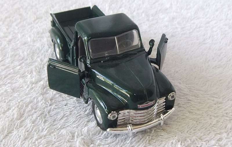 1990`s DIE CAST METAL !! CHEVROLET C3100 PICKUP NEVER PLAYED WITH !! FREE COMBINING !!