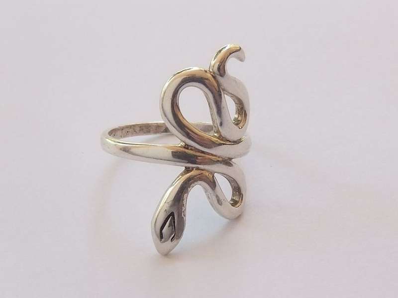 A SSSSTUNNING VINTAGE STYLE SOLID STERLING SILVER SNAKE FORM RING IN EXCELLENT CONDITION !! COOL !!
