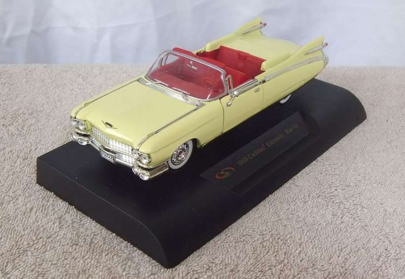 A BEAUTIFULLY DETAILED DIE CAST METAL MODEL OF THE 1959 CADILLAC ELDORADO BIARRITZ ON STAND !! WOW !