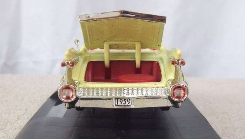 A BEAUTIFULLY DETAILED DIE CAST METAL MODEL OF THE 1959 CADILLAC ELDORADO BIARRITZ ON STAND !! WOW !