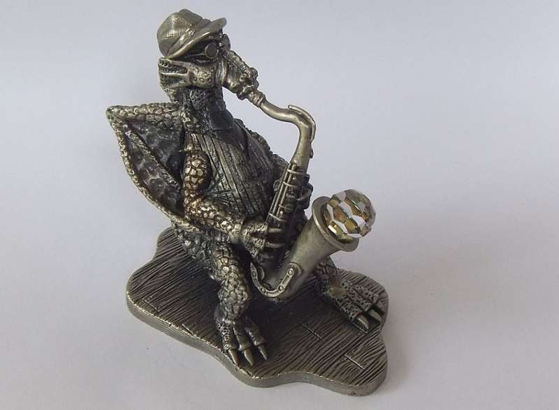 THE COOL DUDE - A PEWTER STATUE DESIGNED BY MARK LOCKER FOR TUDOR MINT - DRAGON PLAYING SAXOPHONE !!