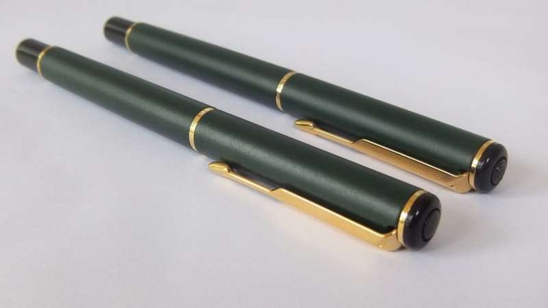 AS NEW CONDITION !! A PARKER FOUNTAIN AND A PARKER ROLLERBALL PEN IN ORIGINAL BOX !! WOW !!