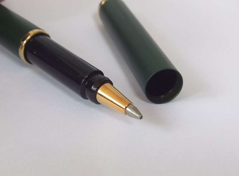AS NEW CONDITION !! A PARKER FOUNTAIN AND A PARKER ROLLERBALL PEN IN ORIGINAL BOX !! WOW !!