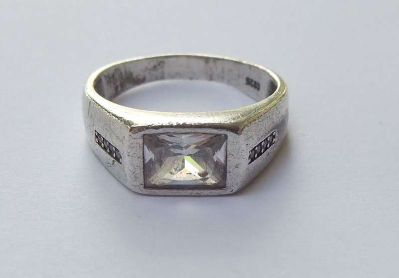 BIG SIZE !! A FABULOUSLY CRAFTED SOLID STERLING SILVER RING SET WITH EYE CATCHING FACETED STONES !!