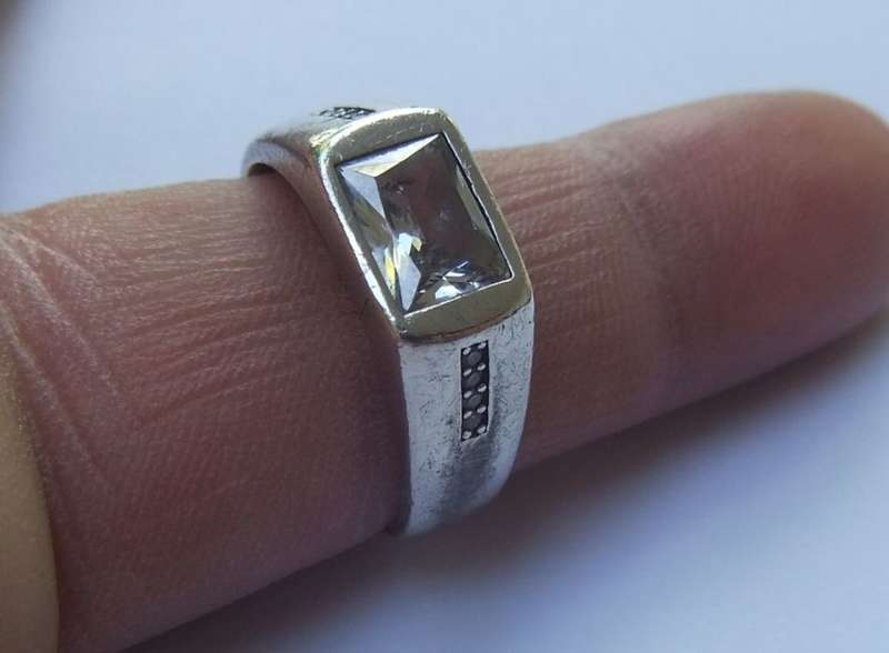 BIG SIZE !! A FABULOUSLY CRAFTED SOLID STERLING SILVER RING SET WITH EYE CATCHING FACETED STONES !!