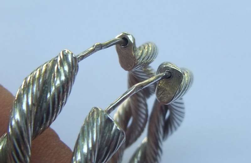 SUPERB LOOK !! GOOD QUALITY !! A STUNNING PAIR OF SPIRAL HOOP STERLING SILVER EARRINGS !! WOW !!