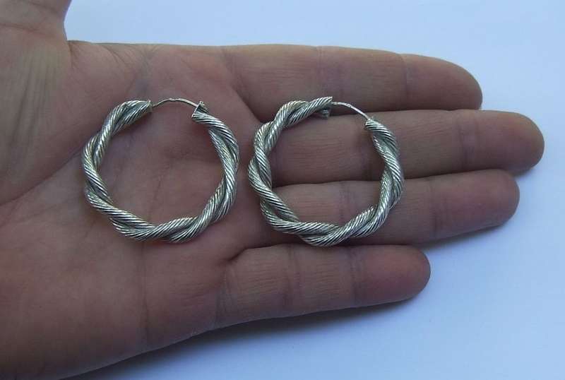 SUPERB LOOK !! GOOD QUALITY !! A STUNNING PAIR OF SPIRAL HOOP STERLING SILVER EARRINGS !! WOW !!