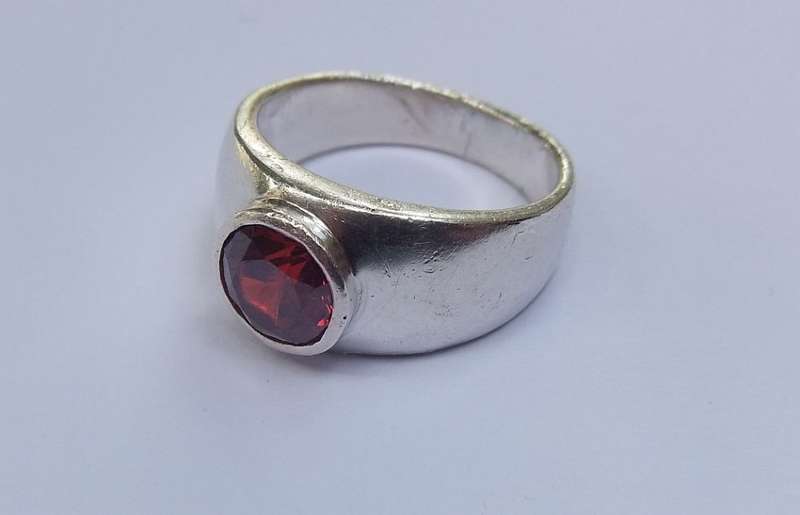 WOW !! A SUPERB QUALITY SOLID STERLING SILVER RING SET WITH AN AMAZING FACETED RED STONE !!