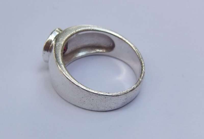 WOW !! A SUPERB QUALITY SOLID STERLING SILVER RING SET WITH AN AMAZING FACETED RED STONE !!
