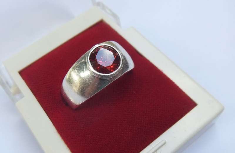 WOW !! A SUPERB QUALITY SOLID STERLING SILVER RING SET WITH AN AMAZING FACETED RED STONE !!