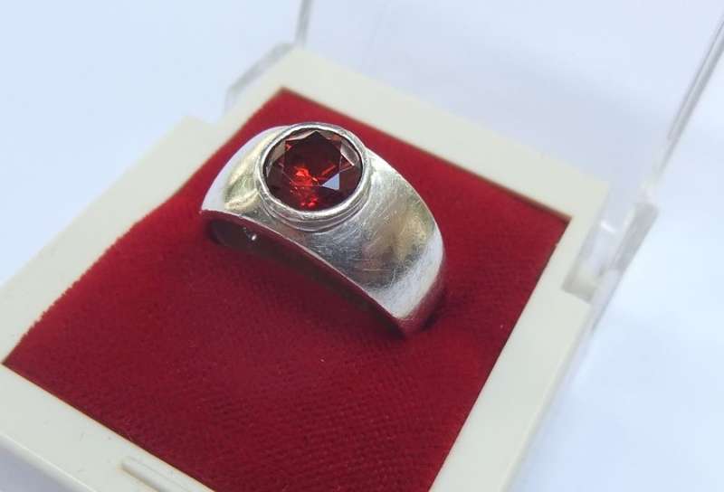 WOW !! A SUPERB QUALITY SOLID STERLING SILVER RING SET WITH AN AMAZING FACETED RED STONE !!