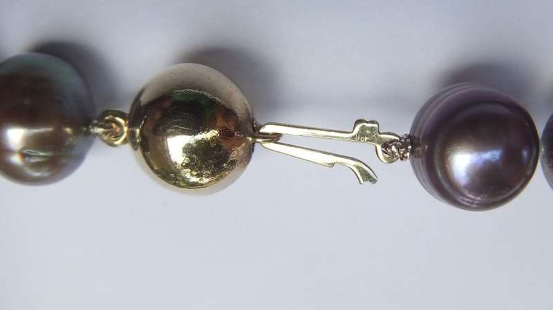 WOW !! A GORGEOUS STRING OF LARGE GENUINE FRESHWATER PEARLS WITH A 9CT GOLD CLASP !! HIGH VALUE !!