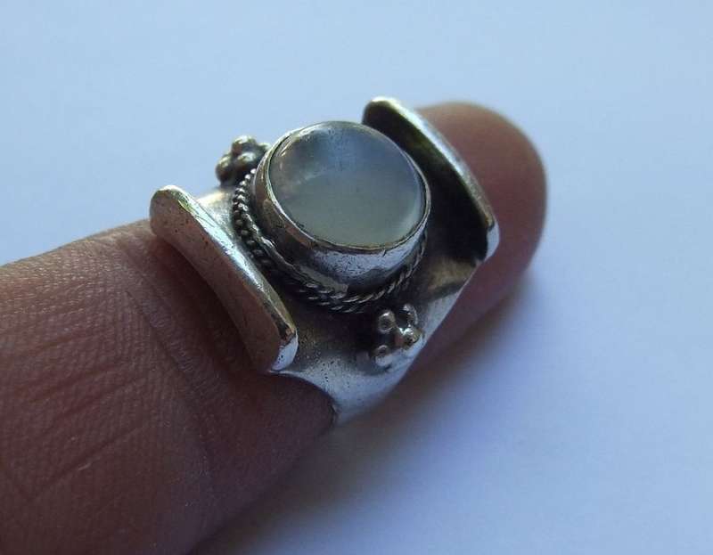 A BEAUTIFUL VERY SOLID STERLING SILVER RING SET WITH A CABOCHON CHALCEDONY TYPE GEMSTONE !! TIMELESS