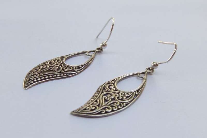A VERY STYLISH INTRICATELY DETAILED PAIR OF SOLID STERLING SILVER EARRINGS WITH CURVES MOTIF !!