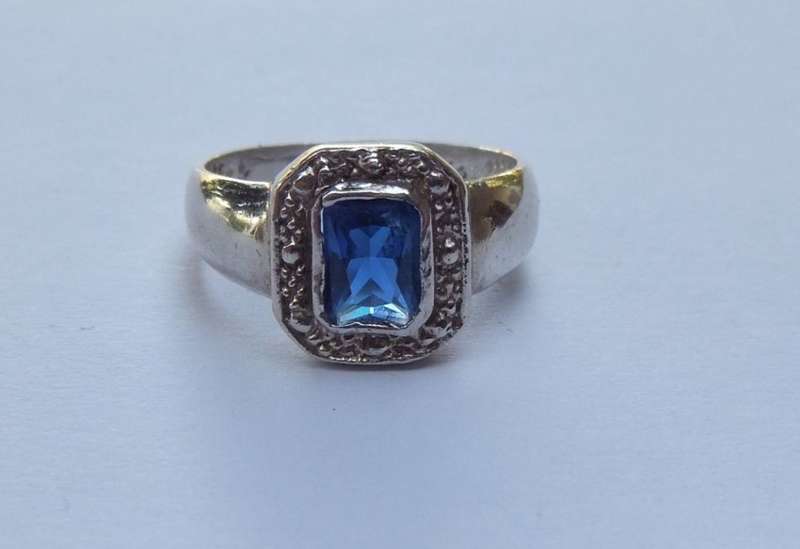 TIMELESS !! A BEAUTIFULLY DESIGNED SOLID STERLING SILVER RING SET WITH A FACETED BLUE STONE !! WOW !