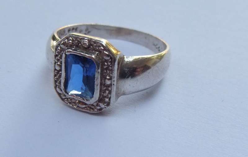 TIMELESS !! A BEAUTIFULLY DESIGNED SOLID STERLING SILVER RING SET WITH A FACETED BLUE STONE !! WOW !