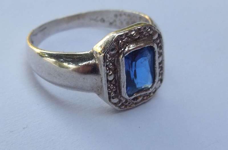 TIMELESS !! A BEAUTIFULLY DESIGNED SOLID STERLING SILVER RING SET WITH A FACETED BLUE STONE !! WOW !