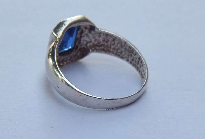 TIMELESS !! A BEAUTIFULLY DESIGNED SOLID STERLING SILVER RING SET WITH A FACETED BLUE STONE !! WOW !