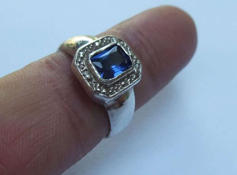 TIMELESS !! A BEAUTIFULLY DESIGNED SOLID STERLING SILVER RING SET WITH A FACETED BLUE STONE !! WOW !