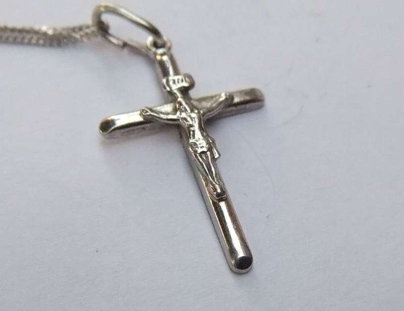 CRAZY DEAL !! THREE DAINTY STERLING SILVER NECKLACES WITH THREE STERLING SILVER PENDANTS !! COOL !!