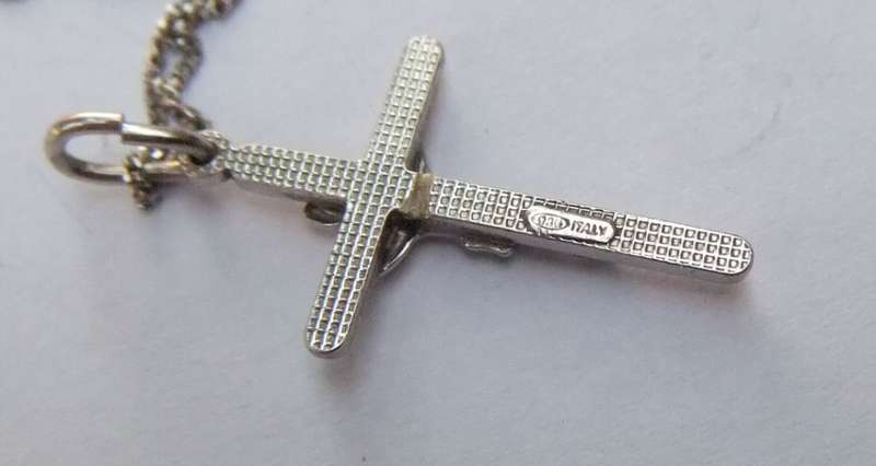 CRAZY DEAL !! THREE DAINTY STERLING SILVER NECKLACES WITH THREE STERLING SILVER PENDANTS !! COOL !!