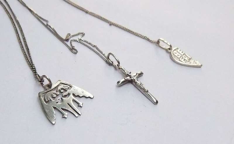 CRAZY DEAL !! THREE DAINTY STERLING SILVER NECKLACES WITH THREE STERLING SILVER PENDANTS !! COOL !!