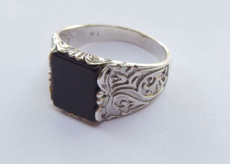 WOW !! A TRULY SUPERIOR QUALITY SOLID STERLING SILVER RING WITH CURVES DESIGN AND POLISHED ONYX !!