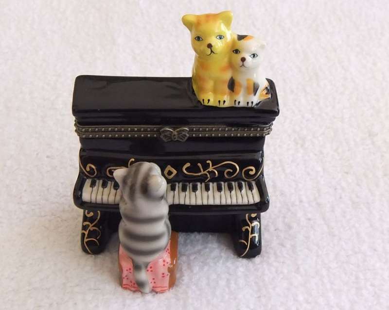 THE CUTEST LITTLE KITTY CAT THEMED PIANO FORM LIDDED TRINKET BOX IN IMMACULATE CONDITION !! LOVE IT