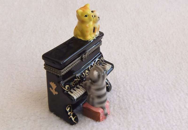 THE CUTEST LITTLE KITTY CAT THEMED PIANO FORM LIDDED TRINKET BOX IN IMMACULATE CONDITION !! LOVE IT