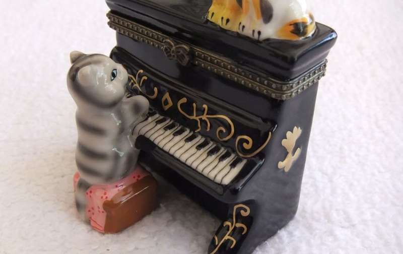THE CUTEST LITTLE KITTY CAT THEMED PIANO FORM LIDDED TRINKET BOX IN IMMACULATE CONDITION !! LOVE IT