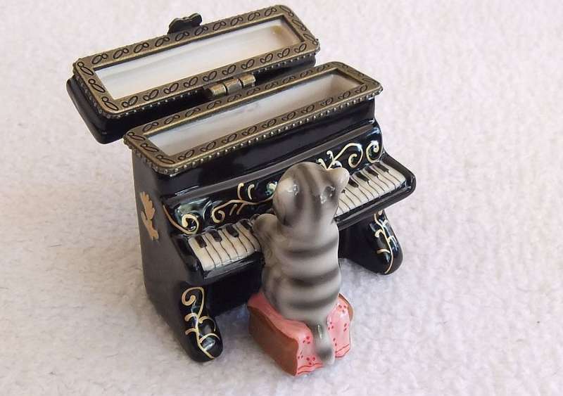THE CUTEST LITTLE KITTY CAT THEMED PIANO FORM LIDDED TRINKET BOX IN IMMACULATE CONDITION !! LOVE IT
